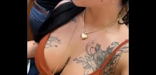 trendsLindisima chica buenísima presumiendo su culo,sus tetas y sus joyas en hermoso vestido café